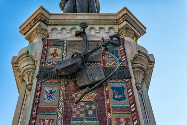 Estatua de monje y poeta Andrija Kacic en el centro de la ciudad marítima de Makarska, Croacia — Foto de Stock