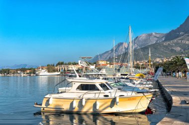 Makarska, Hırvatistan Eylül 2018. Gezinti tekneleri ile Adriyatik Denizi