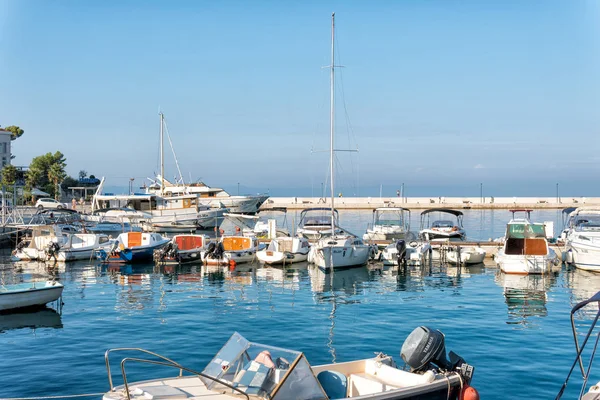 Макарска, Хорватия Сентябрь 2014 г. Променад Адриатического моря с лодками — стоковое фото