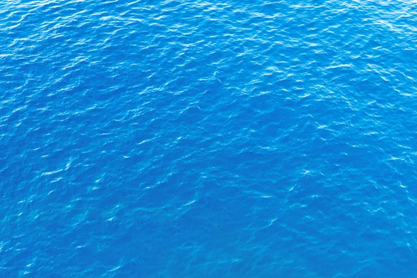 Azul superficie de mar con dibujos azules, vista superior — Foto de Stock
