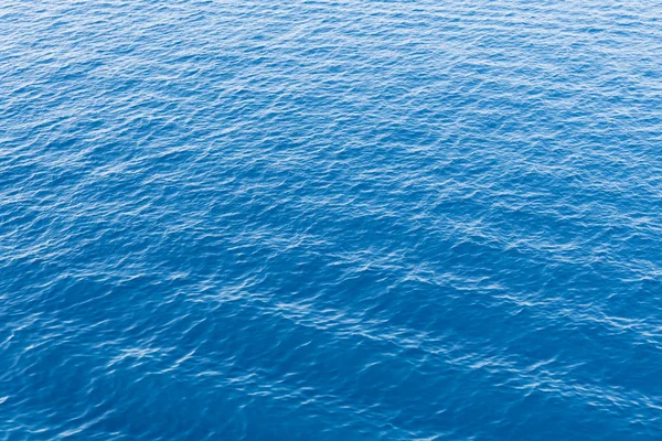 Azul superficie de mar con dibujos azules, vista superior — Foto de Stock