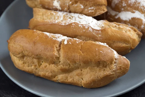 Eclairs mit der Füllung auf dem Teller ist ein traditionelles französisches Dessert — Stockfoto