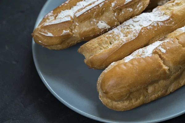 Eclairs mit der Füllung auf dem Teller ist ein traditionelles französisches Dessert — Stockfoto