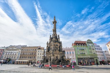 Olomouc, Çek Cumhuriyeti Eylül 2018. Belediye Binası ve Holy Trinity sütun Square'de Panoraması