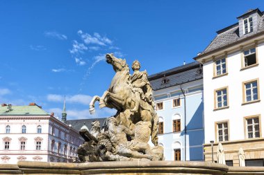 Sezar'ın çeşme Olomouc mavi gökyüzünde karşı. Çek Cumhuriyeti