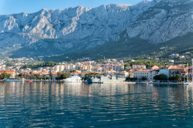 Bağlantı noktası ve Makarska, Hırvatistan'ın Akdeniz şehir görünümünü