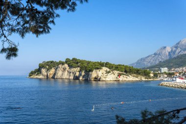 Bağlantı noktası ve Makarska, Hırvatistan'ın Akdeniz şehir görünümünü