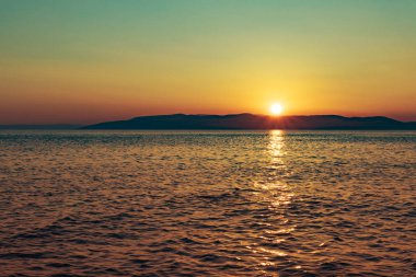 Akdeniz sahilinde denize güzel gün batımı