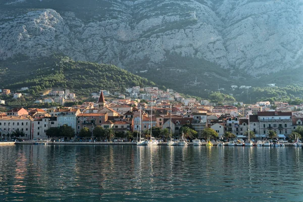 View of the port and Mediterranean city of Makarska, Croatia — Stock Photo, Image