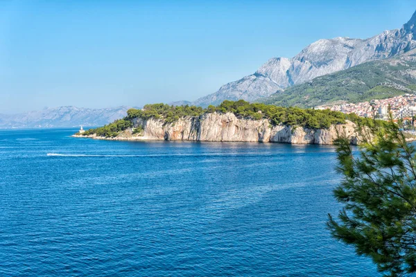 Widok na port i śródziemnomorskiego miasta Makarska, Chorwacja — Zdjęcie stockowe