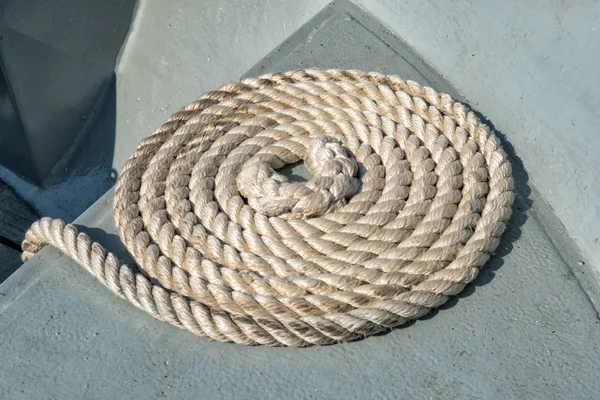Конопляная верёвка сложенная улитка на кораблях — стоковое фото