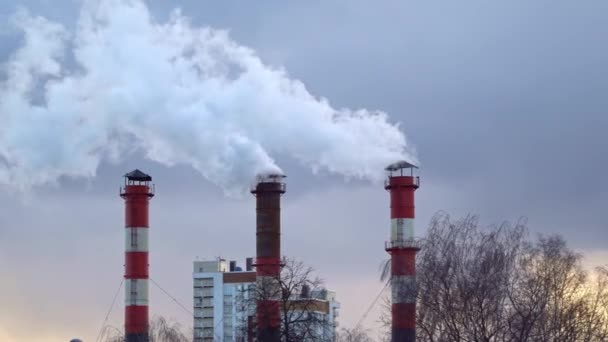 Znečištění ovzduší, spalování uhlí a topných olejů na stanici tepla — Stock video