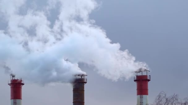 Luftverschmutzung durch die Verbrennung von Kohle und Heizöl an der Heizstation — Stockvideo