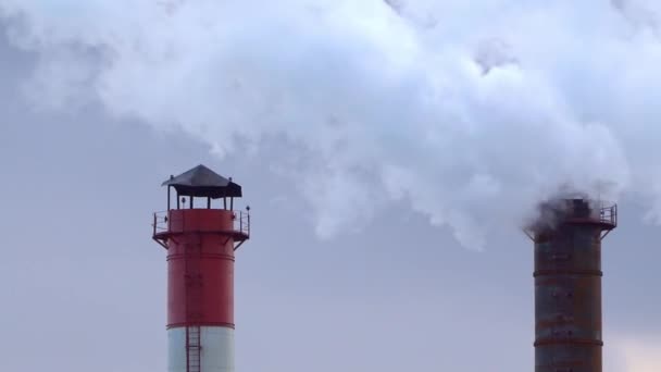 Luftföroreningar från förbränning av kol och eldningsolja vid värme station — Stockvideo