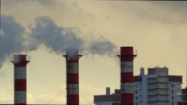 Luftverschmutzung durch die Verbrennung von Kohle und Heizöl an der Heizstation — Stockvideo