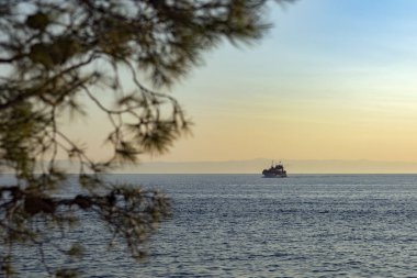 Arka planda bir kırmızı günbatımı deniz gemi