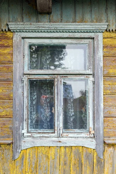 Windows i ett trähus i Outback i Ryssland — Stockfoto