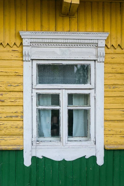 Windows i ett trähus i Outback i Ryssland — Stockfoto