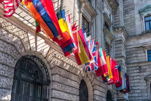 Viyana Hofburg AGİT organizasyonu merkezinin üzerinde bayrak