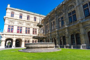 Viyana Opera Evi yakınındaki çeşme