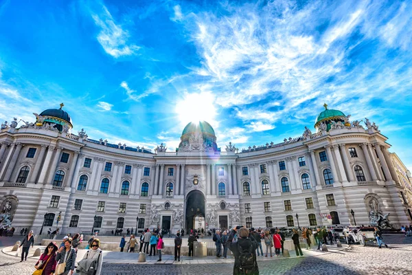 Βιέννη, Αυστρία-2018 Σεπτεμβρίου. Το παλάτι Hofburg με θέα την ηλιόλουστη μέρα με τους τουρίστες — Φωτογραφία Αρχείου