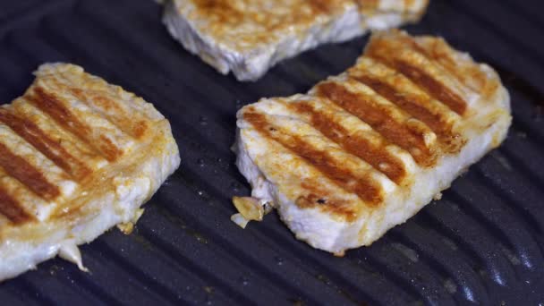 Sıcak et. Izgara üzerinde domuz eti pişirme — Stok video