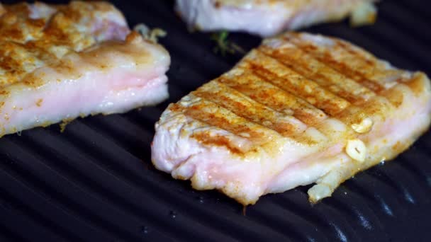 Warm vlees. Koken varkensvlees op de grill — Stockvideo