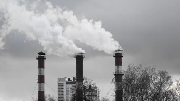 Air pollution from industrial plant pipes — Stock Video