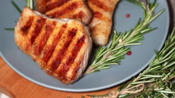 Carne caliente. Trozos de cerdo a la parrilla giran en un plato — Vídeo de stock