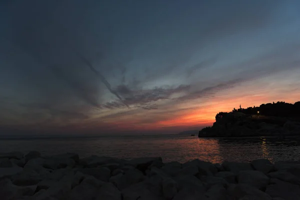 Pôr do sol na vista do mar Adriático a partir da costa rochosa — Fotografia de Stock