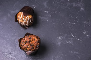 Karanlık anahtar. Koyu arka planda dolgu ile çikolatalı kek