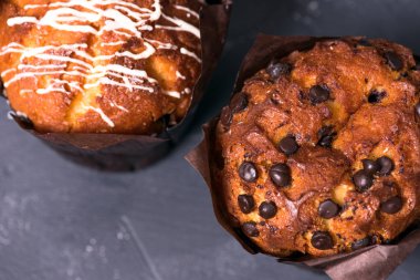 Karanlık anahtar. Koyu arka planda dolgu ile çikolatalı kek