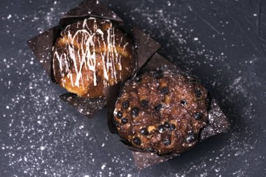 Karanlık anahtar. Koyu arka planda dolgu ile çikolatalı kek