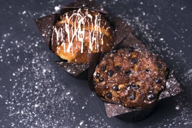 Karanlık anahtar. Koyu arka planda dolgu ile çikolatalı kek