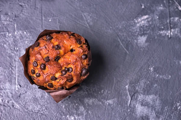 Chiave oscura. Torta al cioccolato con ripieno su sfondo scuro — Foto Stock