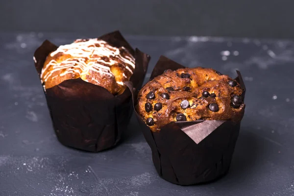 Chiave oscura. Torta al cioccolato con ripieno su sfondo scuro — Foto Stock