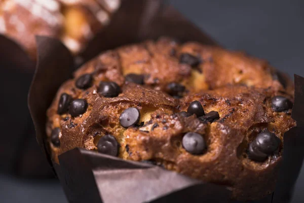 Chiave oscura. Torta al cioccolato con ripieno su sfondo scuro — Foto Stock