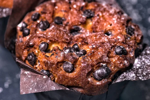 Chiave oscura. Torta al cioccolato con ripieno su sfondo scuro — Foto Stock