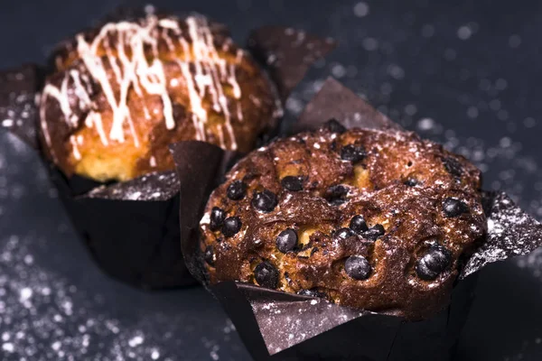 Dunkler Schlüssel. Schokoladenkuchen mit Füllung auf dunklem Hintergrund — Stockfoto