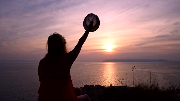 Дівчина прощається з морем в кінці свята — стокове відео