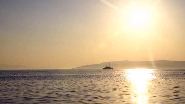 Gün batımında denizde gemi yelkenleri — Stok video