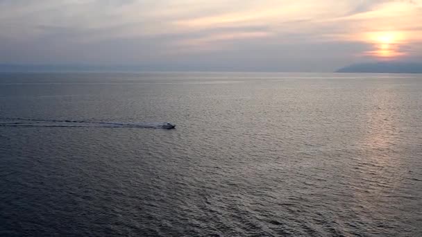 석양에 바다에서 항해 하는 선박 — 비디오