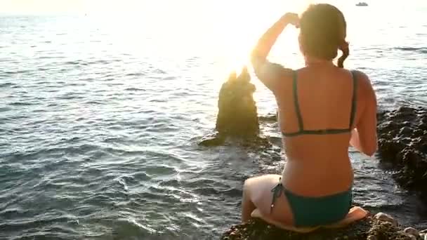 Mädchen im Sonnenuntergang am Strand — Stockvideo