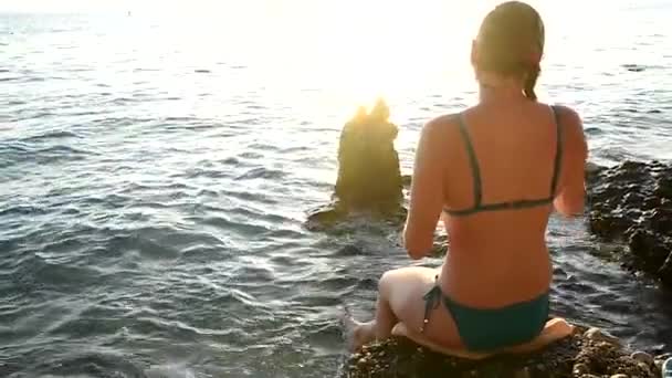 Meisje in de zonsondergang op het strand — Stockvideo