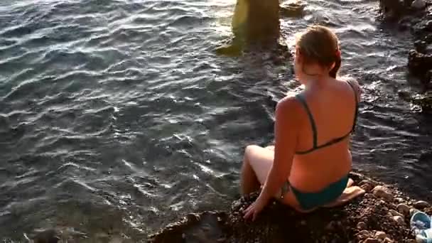 Mädchen im Sonnenuntergang am Strand — Stockvideo