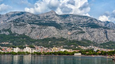 Sahil ve Makarska Dağları güzel görünümü. Dalmatia, Hırvatistan