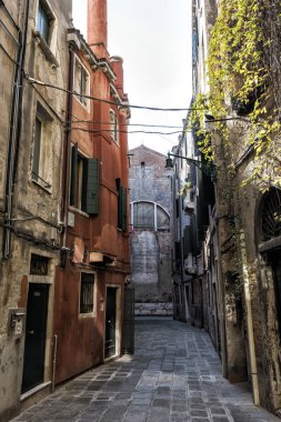 Güzel geleneksel gözlerden uzak Italyan Sokağı. İtalya. Venedik
