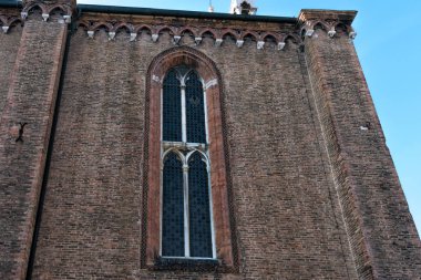 Venedik. İtalya. Cephede Basilica di Santa Maria Gloriosa dei Frari detay, vitray