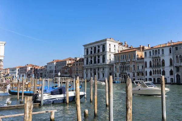 Italien. Venedig september 2018. städtische landschaft des großen kanals in venedig mit booten — Stockfoto
