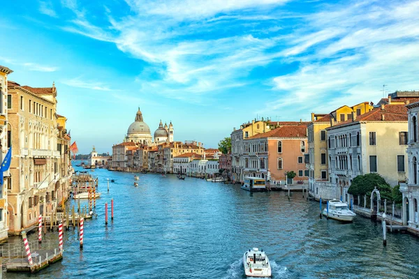 De Italia. Venecia. Paisaje urbano del Gran Canal de Venecia con barcos — Foto de Stock